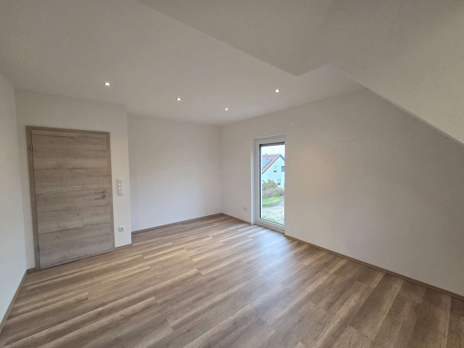 Immobilie in Rauhenebrach - Junges und großes EFH in ruhiger, sonniger Siedlungslage (Wfl. 220 m² / Grund 949 m²) mit Doppelg - Bild 2