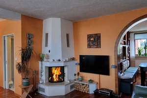 Wohnzimmer mit Echtholzparkett, Kamin, viel Platz und Gemütlichkeit – Schützenstraße  30, 17309 Pasewalk – Vorschaubild 2