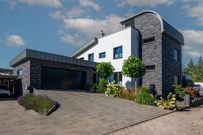 exklusive, hochwertig ausgestattete Bauhausstil-Villa in Innenstadtrandlage & Müritznähe (ca. 350m)