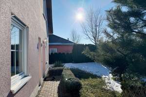 Modernes Einfamilienhaus in ruhiger Siedlung mit effizienter Wärmepumpe aus 2023 – Die vollständige Adresse der Immobilie erhältst du vom Anbieter., 8209 Auerbach/Vogtland – Vorschaubild 2
