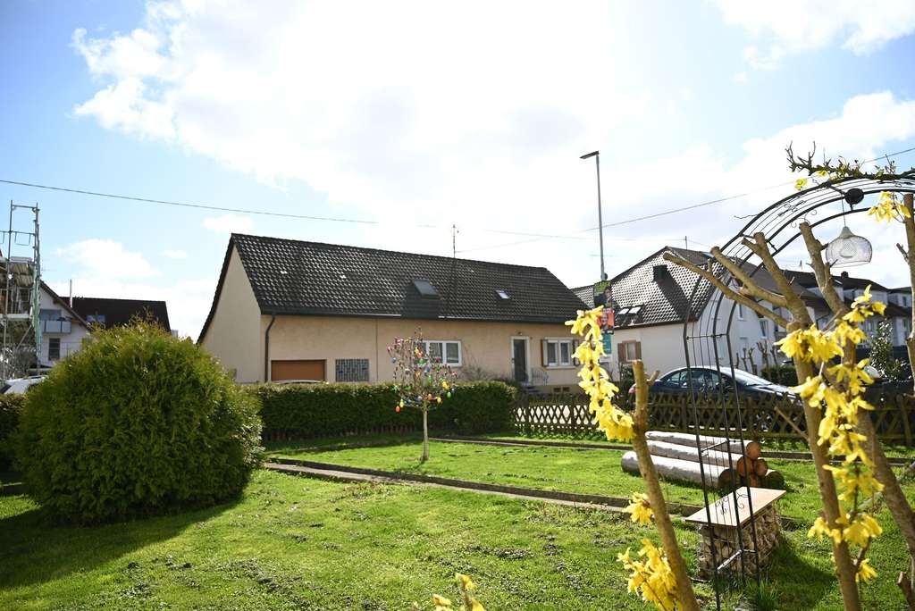 Immobilie in Reute - Vermietetes Ein- bis Zweifamilienhaus mit großem Grundstück - Bild 2