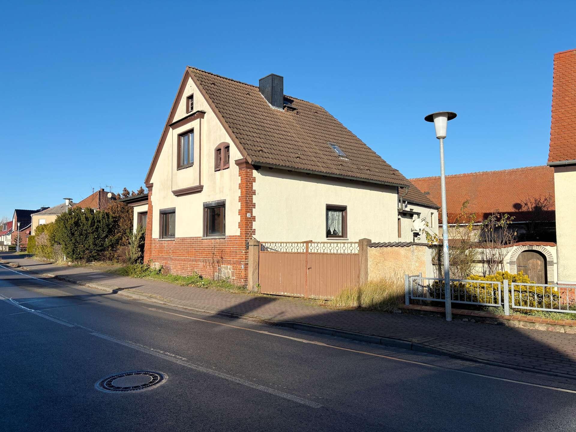 Mehrfamilienhaus mit Potenzial und großem Grundstück, Stendal Kreis – Bild 2