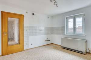***Großzügiges Mehrfamilienhaus mit 3 Wohneinheiten, PV- Anlage, Garagen & Werkstatt*** – 94431 Pilsting – Vorschaubild 22