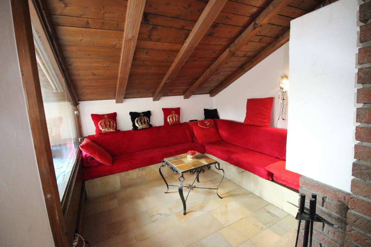 Immobilie in St. Georgen im Schwarzwald - Sonne! Aussicht! Wandelbares 1-2 Fam.-Haus in Aussichtslage von St. Georgen! - Bild 2