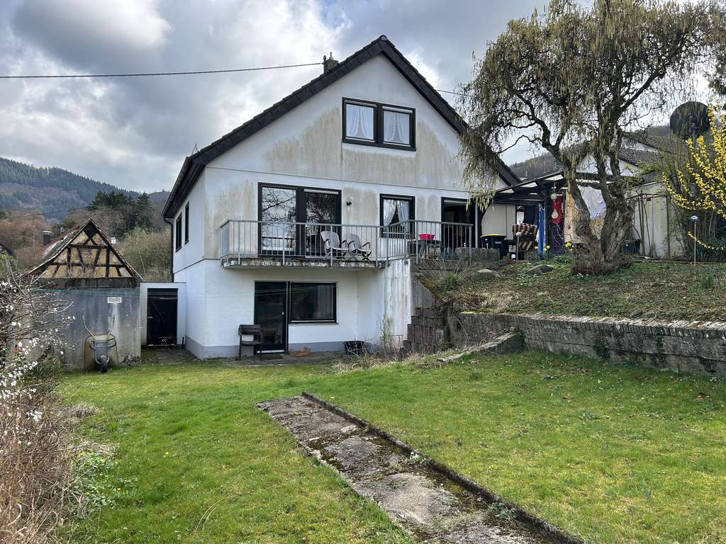 Immobilie in Badenweiler - Renovierungsbedürftiges Haus mit 6 Zimmern in Badenweiler - Bild 3