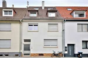 Reihenmittelhaus mit zwei Wohnungen und großzügigem Garten in guter Wohnlage – Die vollständige Adresse der Immobilie erhältst du vom Anbieter., 76131 Rintheim, Karlsruhe – Vorschaubild 1