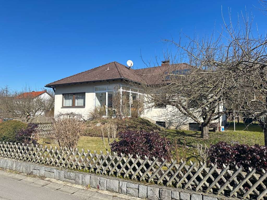 Immobilie in Deggendorf - Waldmdach-Bungalow in ruhiger, naturnaher Wohnlage mit 740 m2 Grundstück in Deggendorf/Natternberg - Bild 0