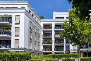 ***Parkend in Europa Viertel ***3 Zi. möblierte Wohnung mit Einbauküche und Balkon
