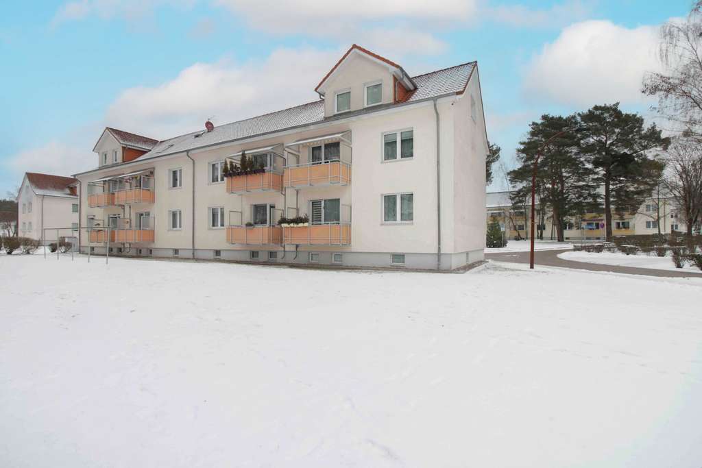 Immobilie in Rheinsberg - Möbliert & bezugsfrei: 3-Zi.-Eigentumswohnung im 1. OG mit Balkon & Keller in Rheinsberg - Bild 0