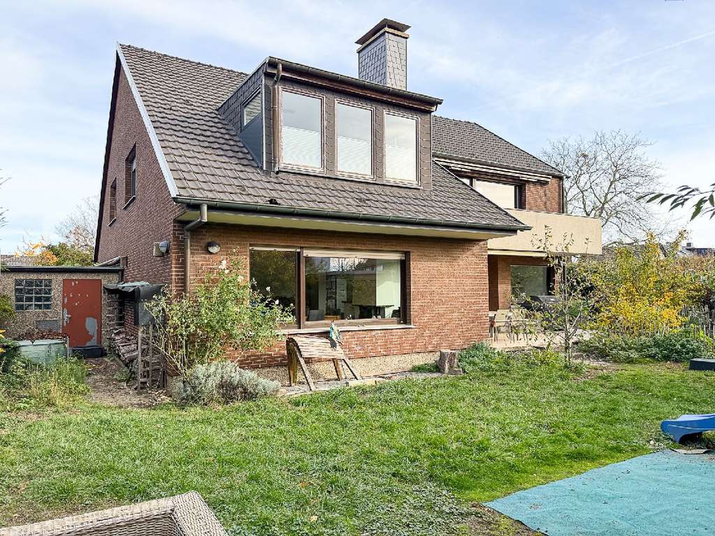 Zweifamilienhaus mit vielseitigen Nutzungsmöglichkeiten in begehrter Lage