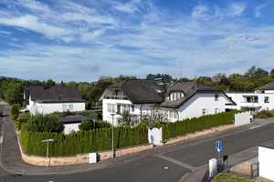 Repräsentative Einfamilienvilla 30 min. von Siegen, großzügiges Haus mit Schwimmbad in ruhiger Lage – Siegen-Wittgenstein (Kreis) – Vorschaubild 1
