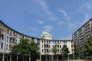 Unkompliziert einziehen oder :  2-Zi.-ETW mit Balkon, TG-Stellplatz und Aufzug in guter Lage – 4209 Grünau-Mitte, Leipzig – Vorschaubild 2