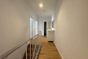 Großzügiges Wohnen auf zwei Ebenen – 6-Zimmer-Maisonettewohnung mit 3 Balkonen in Niederkassel – Die vollständige Adresse der Immobilie erhältst du vom Anbieter., 40547 Niederkassel, Düsseldorf – Vorschaubild 3