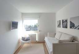 Helles Wohn-/Schlafzimmer