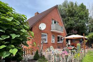 Zentral und doch ruhig und idyllisch!
EFH mit Garage und sichtgeschütztem Garten in zweiter Reihe – Die vollständige Adresse der Immobilie erhältst du vom Anbieter., 26736 Krummhörn – Vorschaubild 1