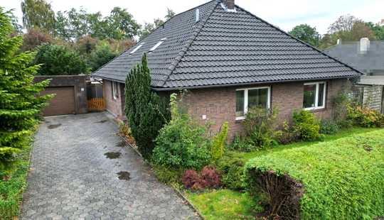 Bild von Ebenerdiges Wohnen in Emden-Widdelswehr – Bungalow mit Garten, Garage und Bootssteeg in ruhiger Lage