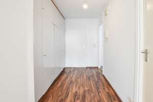AIGNER - Bezugsfreie 1-Zimmer-Wohnung mit uneinsehbaren Westbalkon – Die vollständige Adresse der Immobilie erhältst du vom Anbieter., 81477 Solln, München – Vorschaubild 2