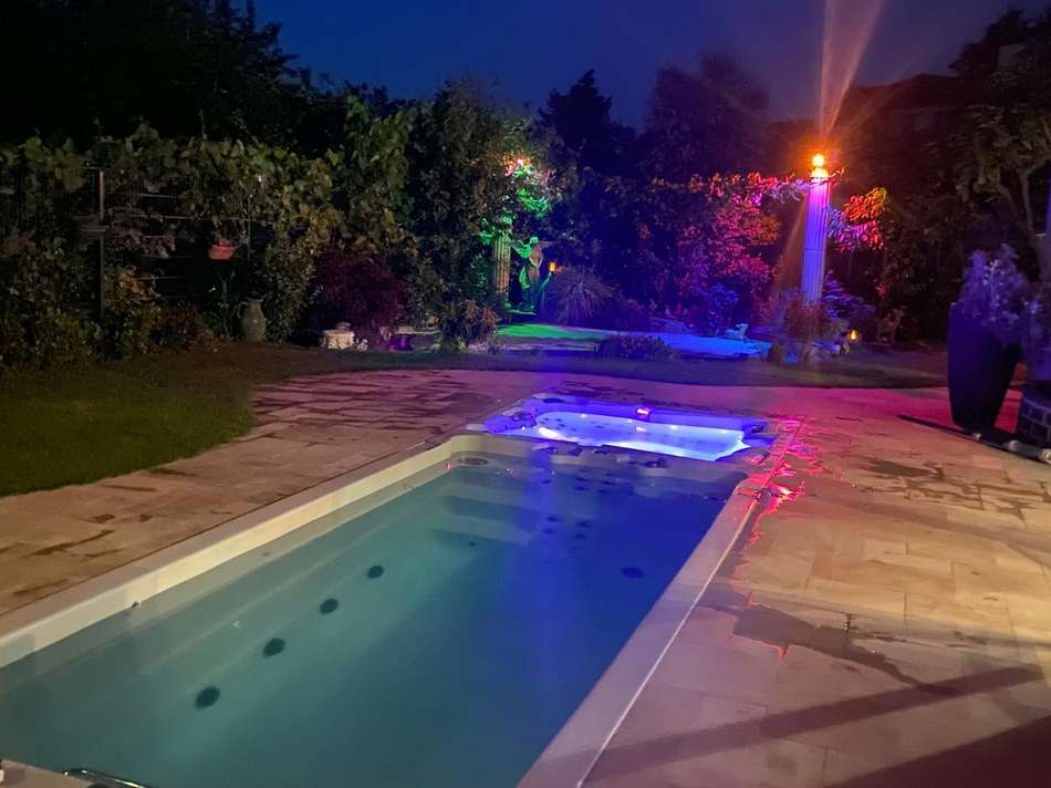 Pool bei Nacht