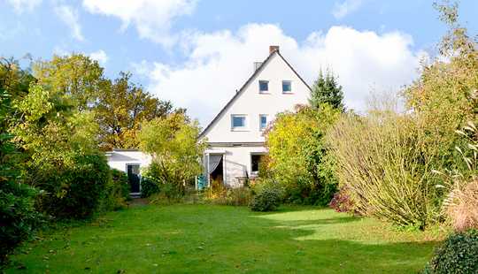 Bild von Großes Grundstück in Hamburg-Meiendorf: Doppelhaushälfte mit Potenzial und Gartenparadies