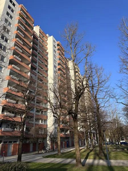 Traumhaft geschnittene 3-Zimmer-Wohnung, große Loggia, TG-Stellplatz, ca. 80m2, München – Bild 3