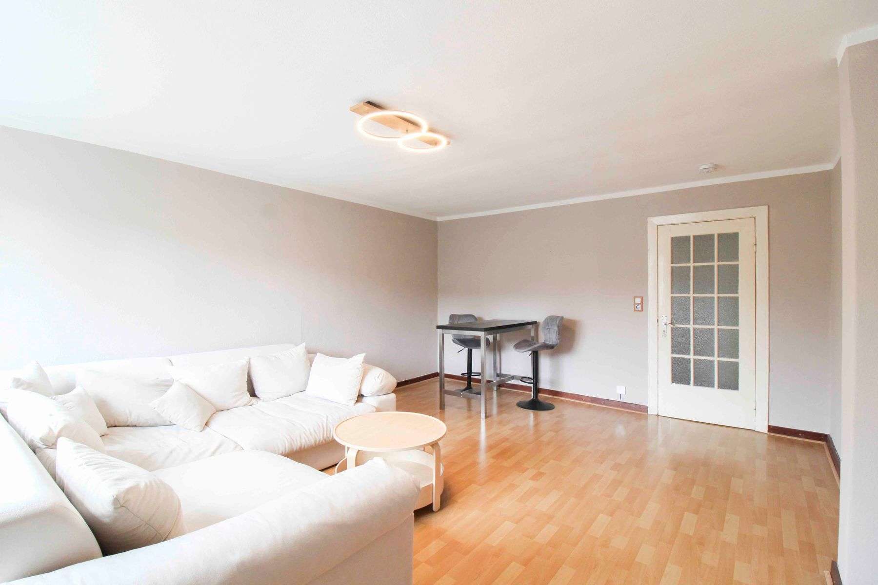 2 Zimmer Wohnung am Lattenkamp – mit Potenzial zur Neugestaltung über den Dächern von Winterhude, Hamburg – Bild 2