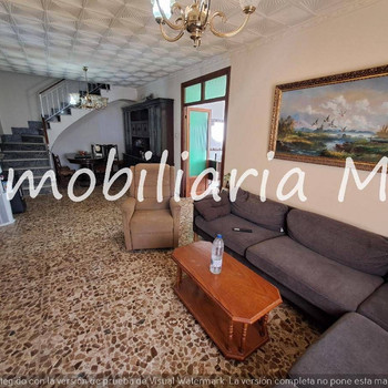 Haus mit 5 Schlafzimmern, 1 Badezimmer, 1 großem Wohnzimmer, Terrasse und Patio