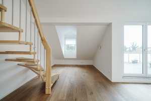 Stilvolle 3-Zimmer-Dachgeschosswohnung mit geh. Innenausstattung mit Balkon und EBK – Stettner Straße 23, 81549 München – Vorschaubild 5