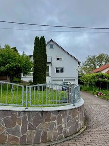 Großzügige 3-Zimmer-Wohnung mit Wintergarten, Terrasse, Grünfläche und Doppelgarage in Maidbronn