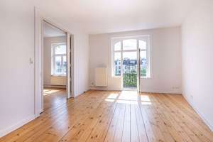 Sanierungsbedürftige, großzügige Altbau-Endetage mit zwei Balkonen und Blick auf den Isebekkanal