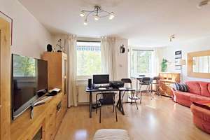 Freie 2-Zimmer-Wohnung mit West-Balkon, EBK und Stellplatz im grünen Zehlendorf-Süd!