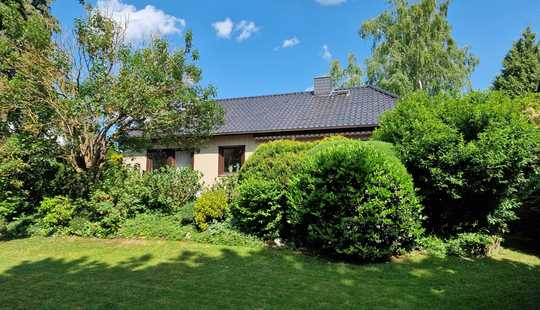 Bild von Hannover - Anderten: Schöner Bungalow auf sehr großem Grundstück mit Garage