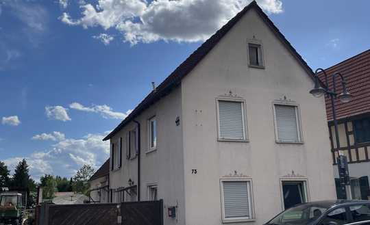 Kurzfristig nutzbares und großzügiges Wohnhaus mit 3 PKW-Garagen und Hofraum !