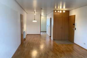 Für maximal 3 Personen: großzügig geschnittene 3-Zimmer mit Loggia, Lift und Tiefgaragenstellplatz