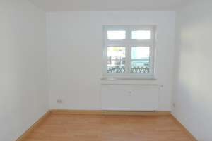 Kleine, hübsche 2-Zimmer-Wohnung mit offener Küche, Laminatboden und Bad mit Dusche – Döbelner Straße 39, 1683 Nossen – Vorschaubild 4