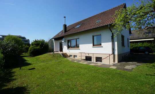 Geräumiges Einfamilienhaus mit großem Garten und Garage in schöner Wohnlage