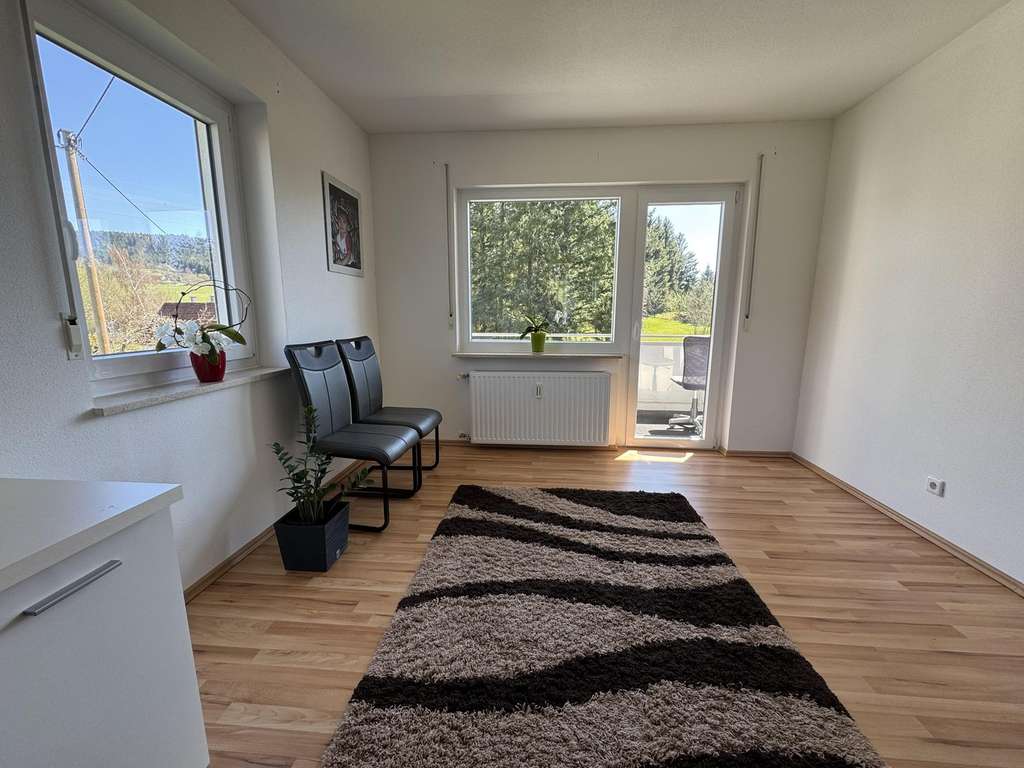 Immobilie in Wellendingen - Attraktives Zweifamilienhaus in ruhiger Umgebung - vielseitig nutzbar - Bild 2