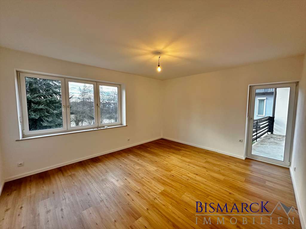 Immobilie in Neufahrn in Niederbayern - Attraktives Mehrfamilienhaus mit großem Baugrundstück - Bild 1