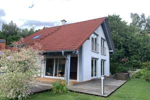 Topgepflegtes, voll möbliertes Einfamilienhaus mit Charme, großzügiger Terrasse & Doppelgarage – Eichelgarten 19, 86926 Greifenberg – Vorschaubild 1