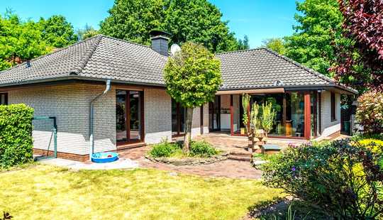 Bild von Einfamilienhaus (Bungalow) mit Garage in rückwärtiger Wohnlage