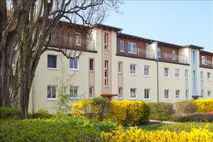 **Großzügiges Wohnzimmer mit Balkon - 2-Raum Wohnung - Stellplatz** – Harsdorfer Platz 5, 39110 Stadtfeld West, Magdeburg – Vorschaubild 2