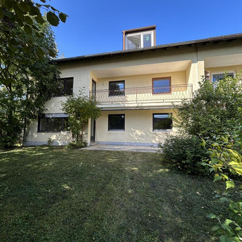 Großzügiges Dreifamilienhaus mit genehmigter Erweiterungsmöglichkeit in begehrter Nachbarschaft