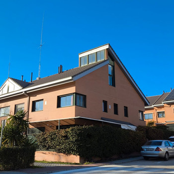 VERKAUF von REIHENHAUS (Baujahr 2007), private Urbanisation mit Pool, 286 m2, 3 Etagen, 6 SZ 3 BZ, G