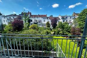 Wachmannquartier: ruhige 2 Zimmer Wohnung im 1. OG,  gr. Balkon m. Blick ins Grüne und Einbauküche
