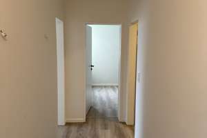 Moderne 3-Zimmerwohnung mit EBK, Balkon, TG und neuem Duschbad – Isarstr. 26, 93057 Reinhausen, Regensburg – Vorschaubild 3