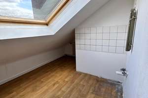 1-Zimmer-Dachgeschosswohnung mit separater Küche – ideal für Singles oder Studierende
