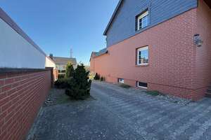 1-2-Familienhaus mit Wohlfühlatmosphäre,Balkon,Doppelgarage uvm. in Emmerstedt – Die vollständige Adresse der Immobilie erhältst du vom Anbieter., 38350 Helmstedt – Vorschaubild 3