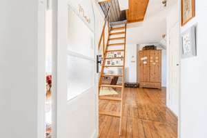 Dachgeschosswohnung in umfangreich modernisiertem 3-Parteienhaus mit Altbauflair