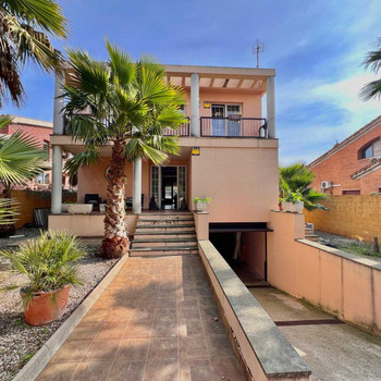 Exklusives Einfamilienhaus mit privatem Pool, großen Terrassen, Garage für 3 Autos, Solaranlagen und