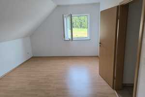 Haus/Wohnung mit EBK (Nähe Flughafen Hahn); Kamin + Wärmepumpe; Terrasse , Rasen, Energieausw.A – Doktor-Wilhelm-Schüler-Ring 1, 55491 Rhein-Hunsrück-Kreis – Vorschaubild 16