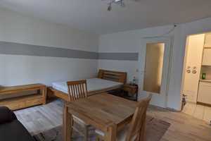 Ab 1. August! Besichtigung heute Abend! Teilmöbliertes Apartment, Balkon und EBK - Piccoloministraße – München – Vorschaubild 2